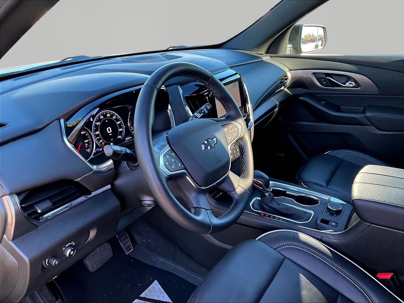 Used 2023 Chevrolet Traverse Premier w/ Redline Edition FWD image 17