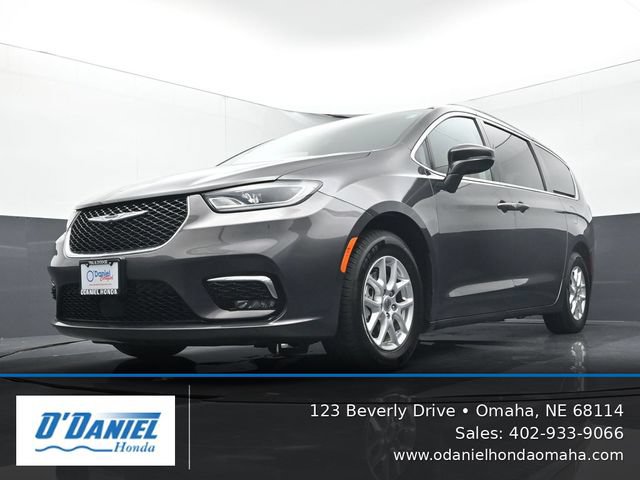 Used 2022 Chrysler Pacifica Touring-L FWD image 9
