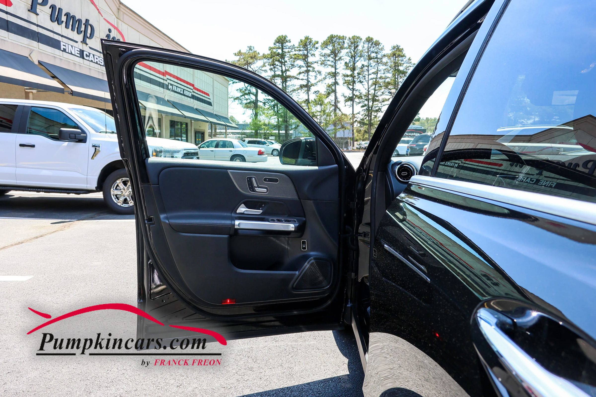 Used 2021 Mercedes-Benz GLB 250 4MATIC w/ Premium Package image 13
