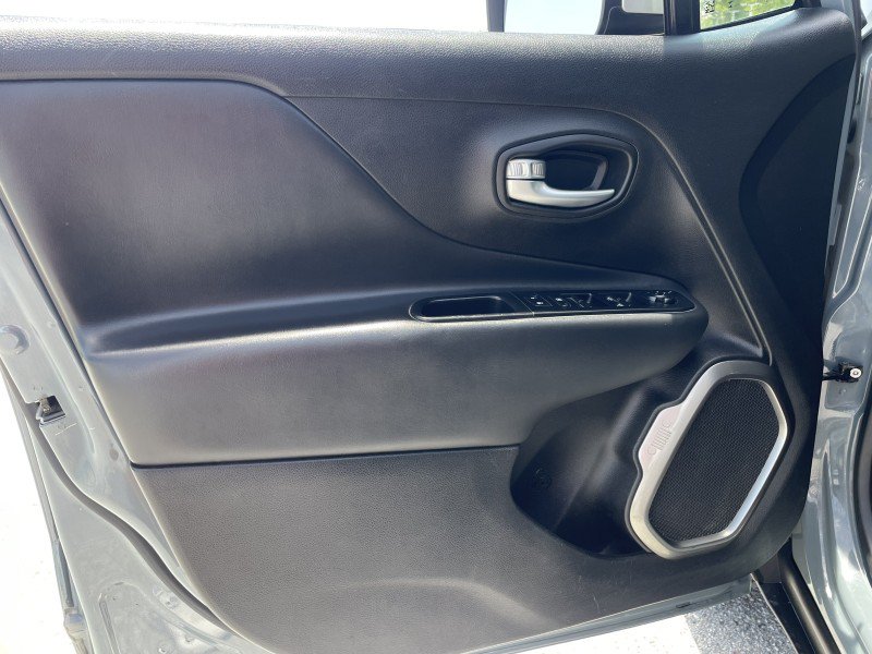 Used 2018 Jeep Renegade Limited w/ UConnect 8.4 Nav Group AWD/4WD image 27