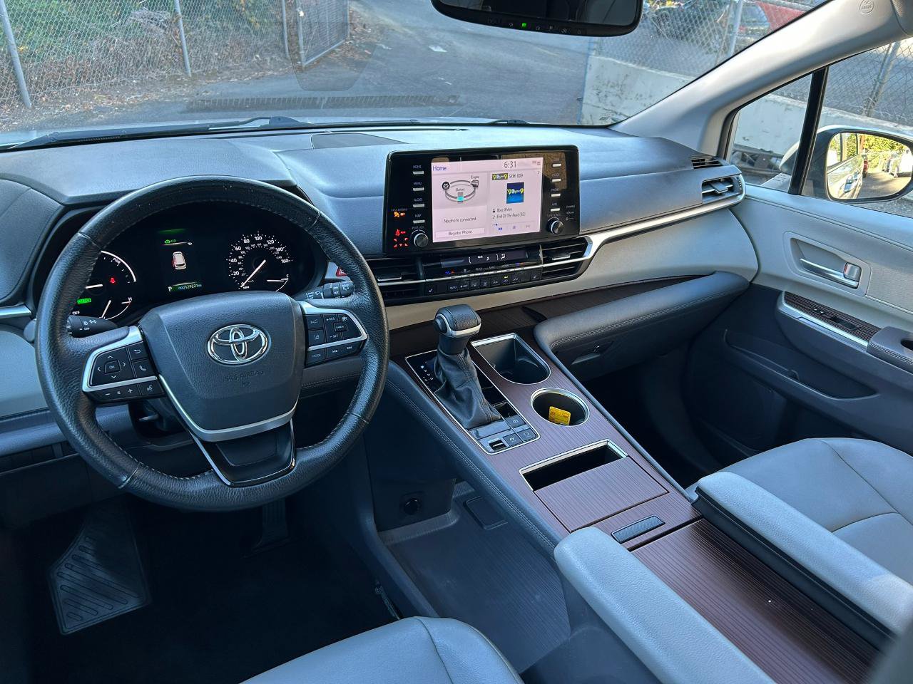 Used 2023 Toyota Sienna XLE AWD/4WD image 11