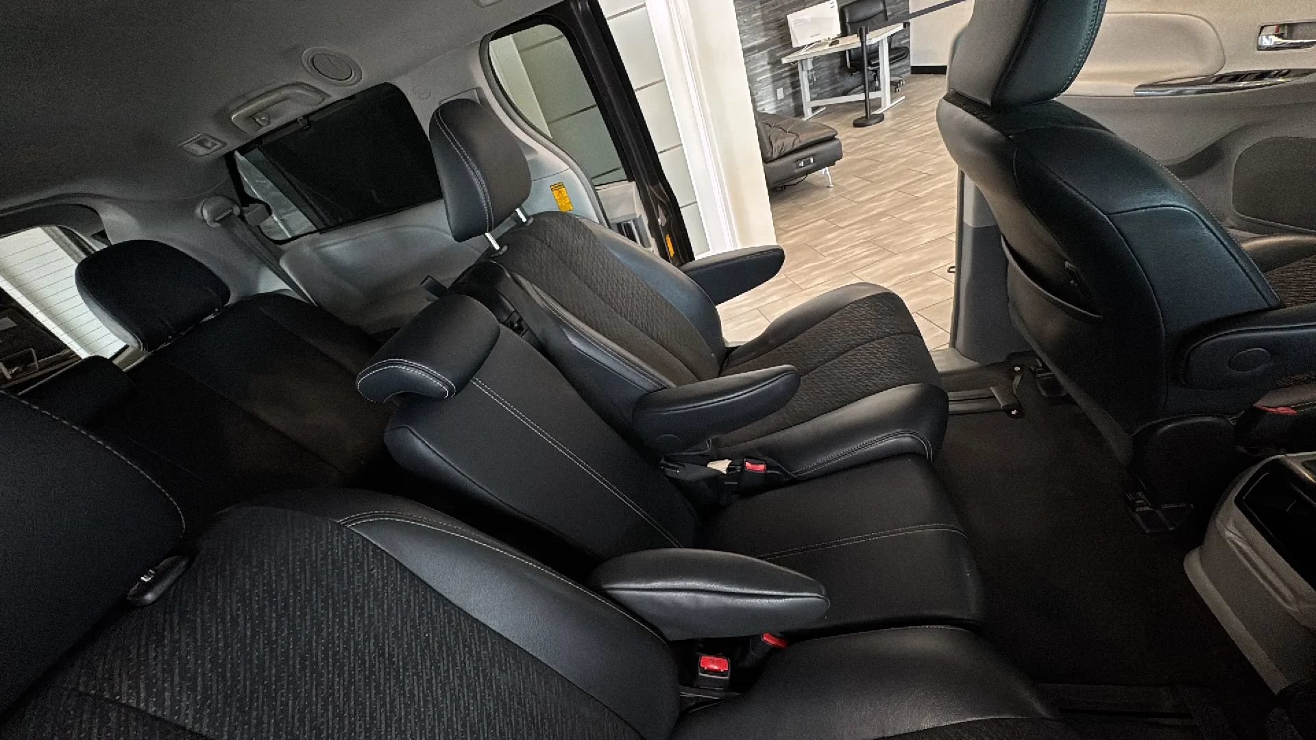 Used 2014 Toyota Sienna SE FWD image 21