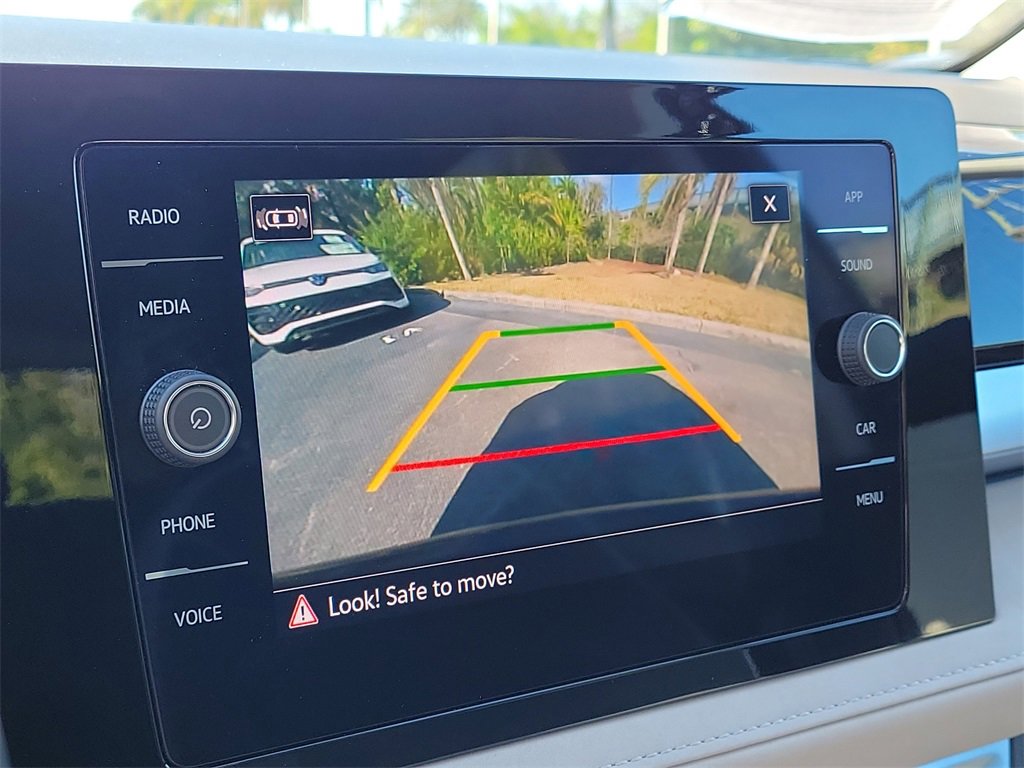 Certified 2025 Volkswagen Taos SE image 23