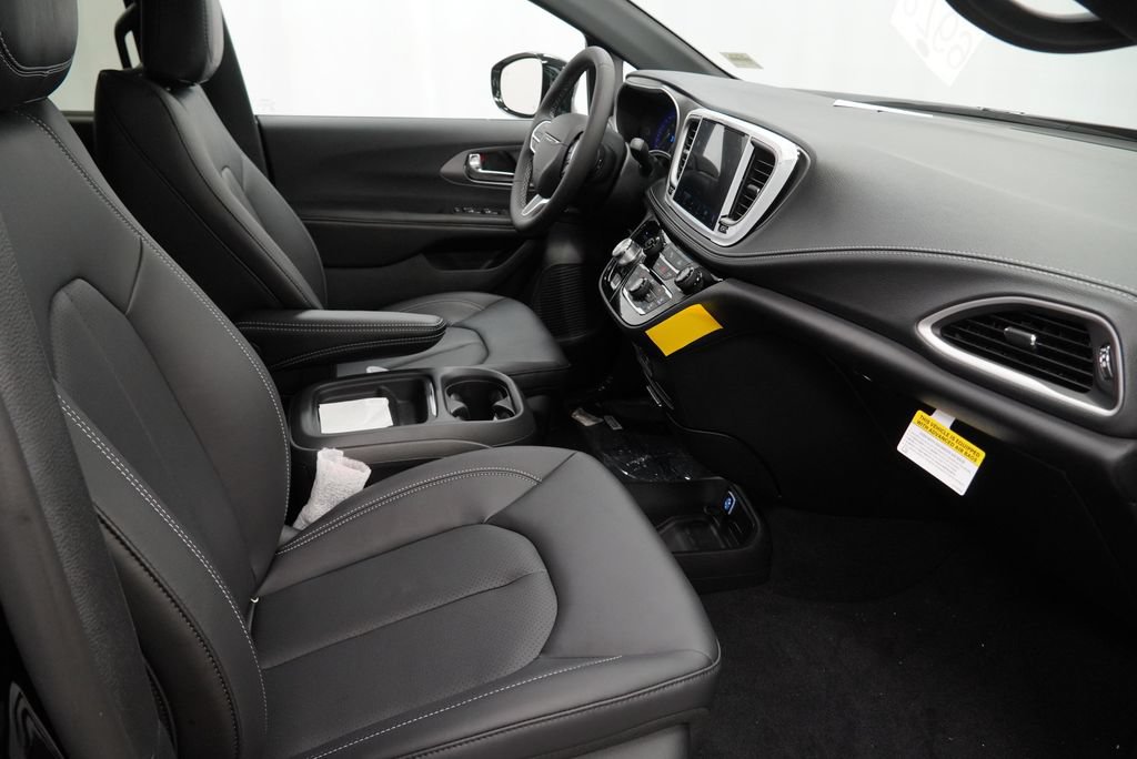New 2027 Chrysler Pacifica Select FWD image 32