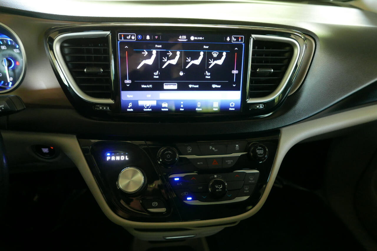 Used 2022 Chrysler Voyager LX image 14