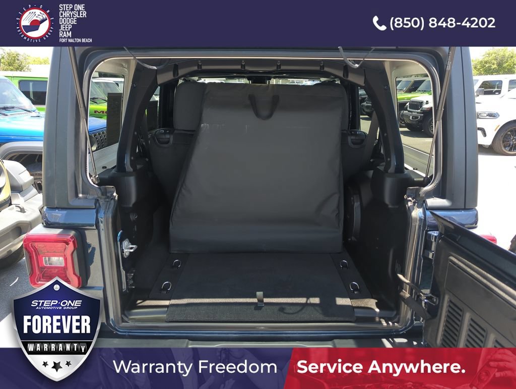 Used 2025 Jeep Wrangler Unlimited Rubicon w/ Convenience Group AWD/4WD image 28