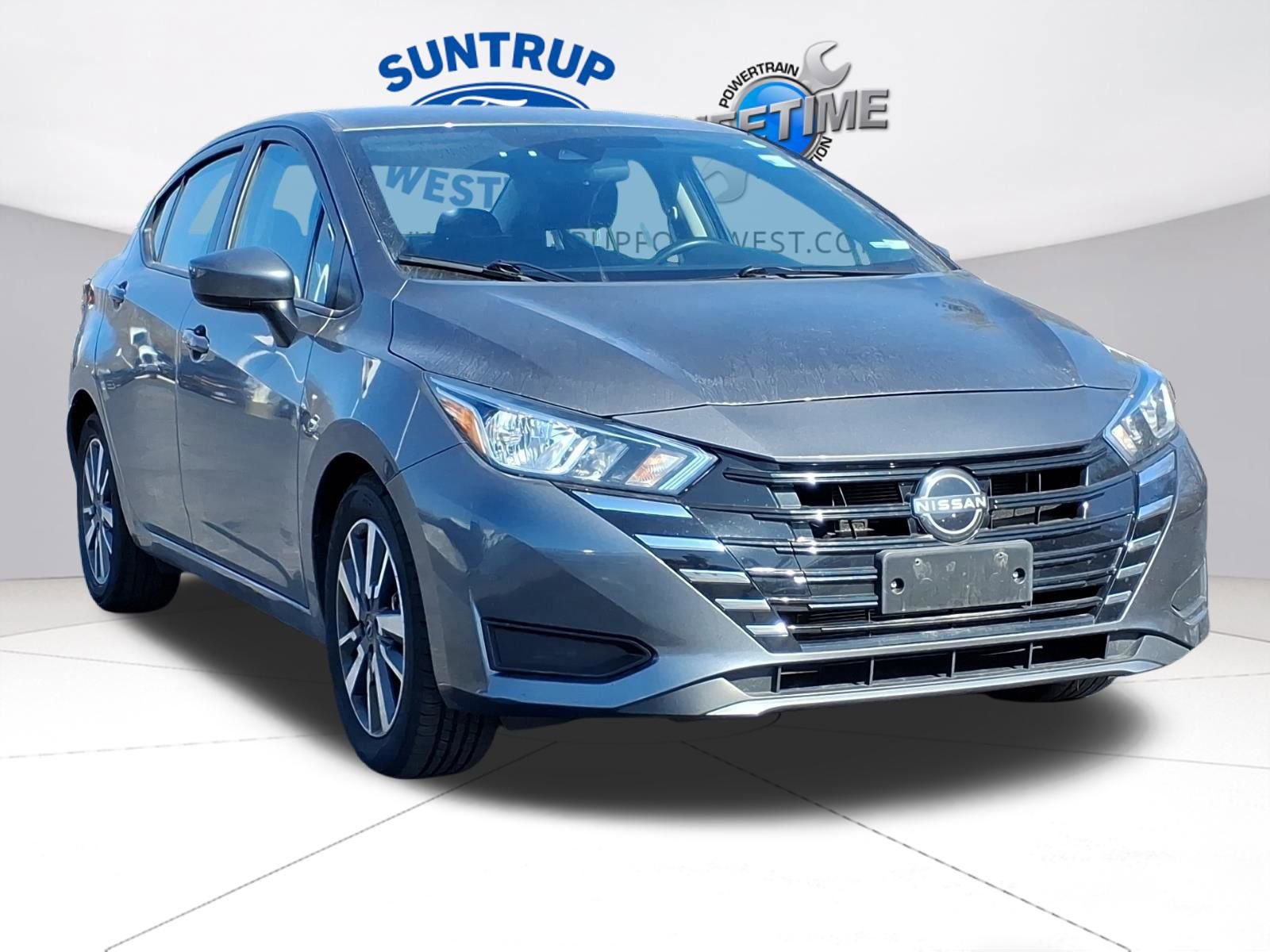 Used 2023 Nissan Versa SV image 2