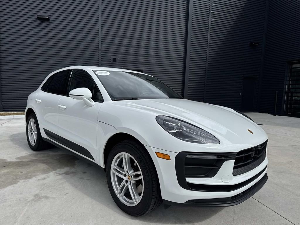 Certified 2025 Porsche Macan image 9