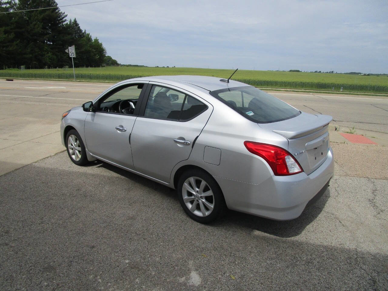 Used 2016 Nissan Versa FWD image 3
