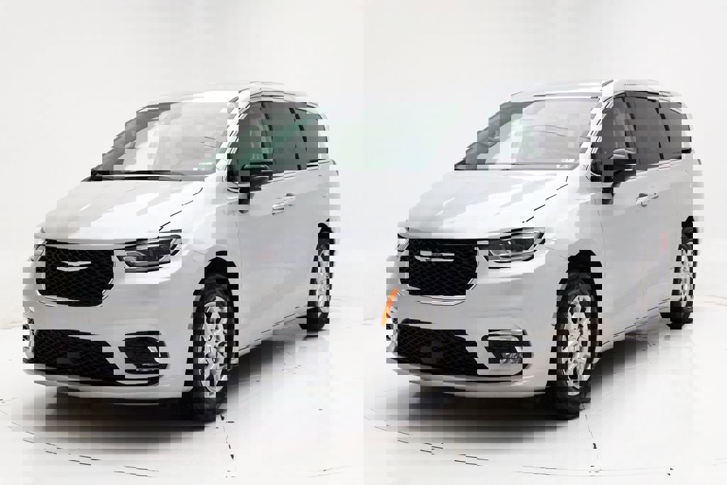 Used 2024 Chrysler Pacifica Touring-L image 5