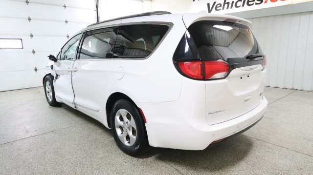 Used 2018 Chrysler Pacifica Touring-L FWD image 3