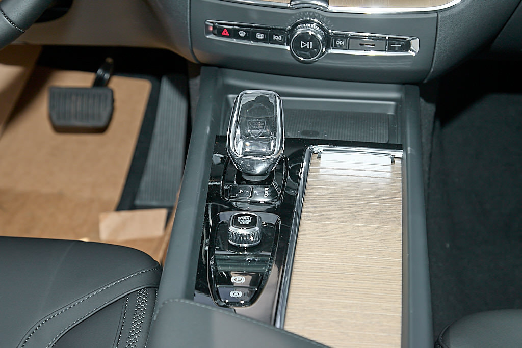New 2026 Volvo XC60 T8 Plus w/ Climate Package AWD/4WD image 28