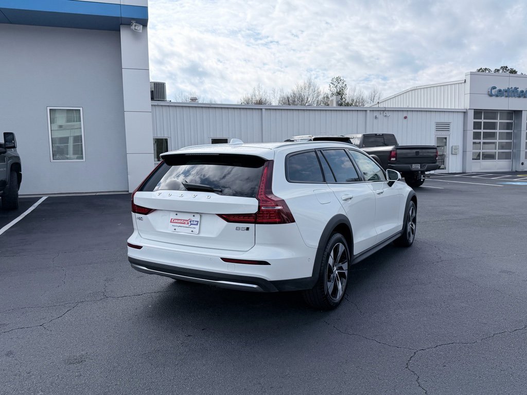 Used 2025 Volvo V60 B5 Cross Country Plus image 7