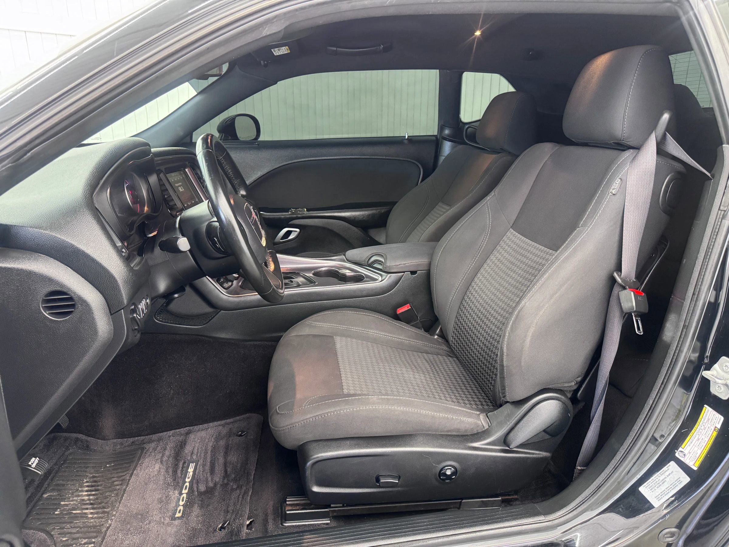 Used 2016 Dodge Challenger SXT RWD image 9