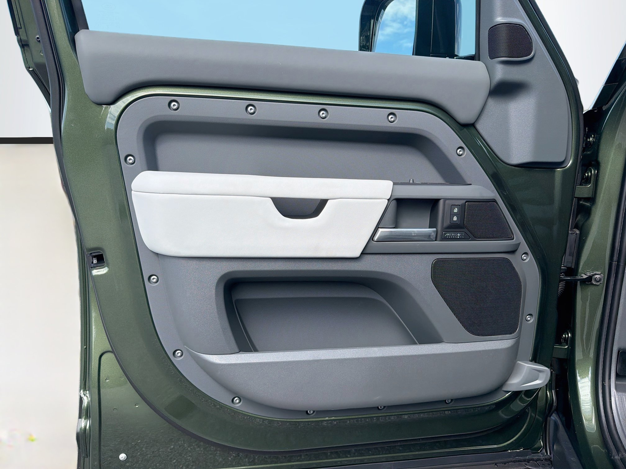 New 2026 Land Rover Defender 110 X-Dynamic SE AWD/4WD image 22