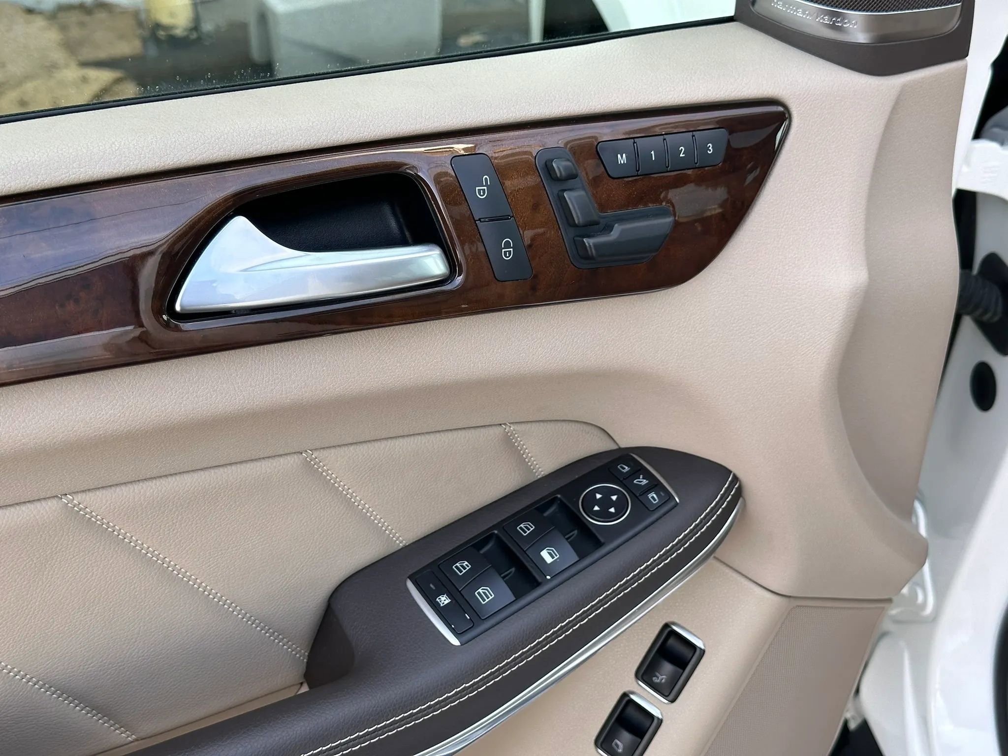 Used 2015 Mercedes-Benz GL 550 4MATIC image 12