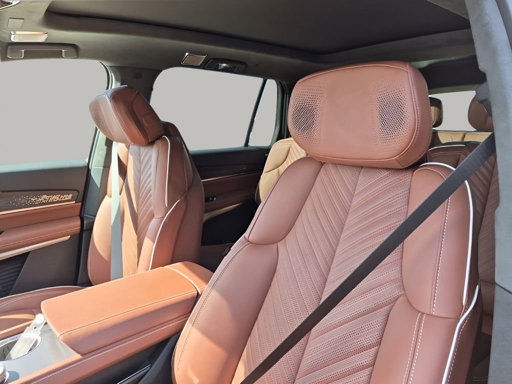 New 2026 Cadillac Vistiq Platinum w/ LPO, Floor Liner Package image 31