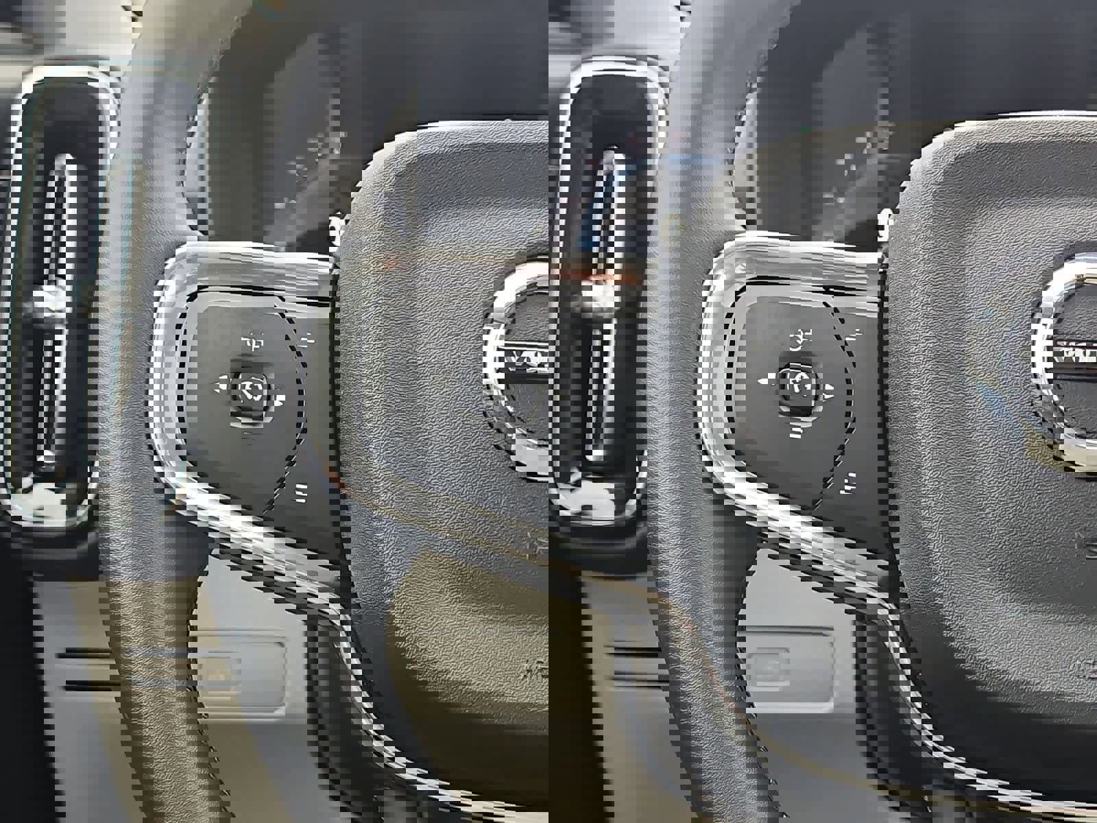 Used 2024 Volvo XC40 B5 Ultimate w/ Protection Package Premier image 25