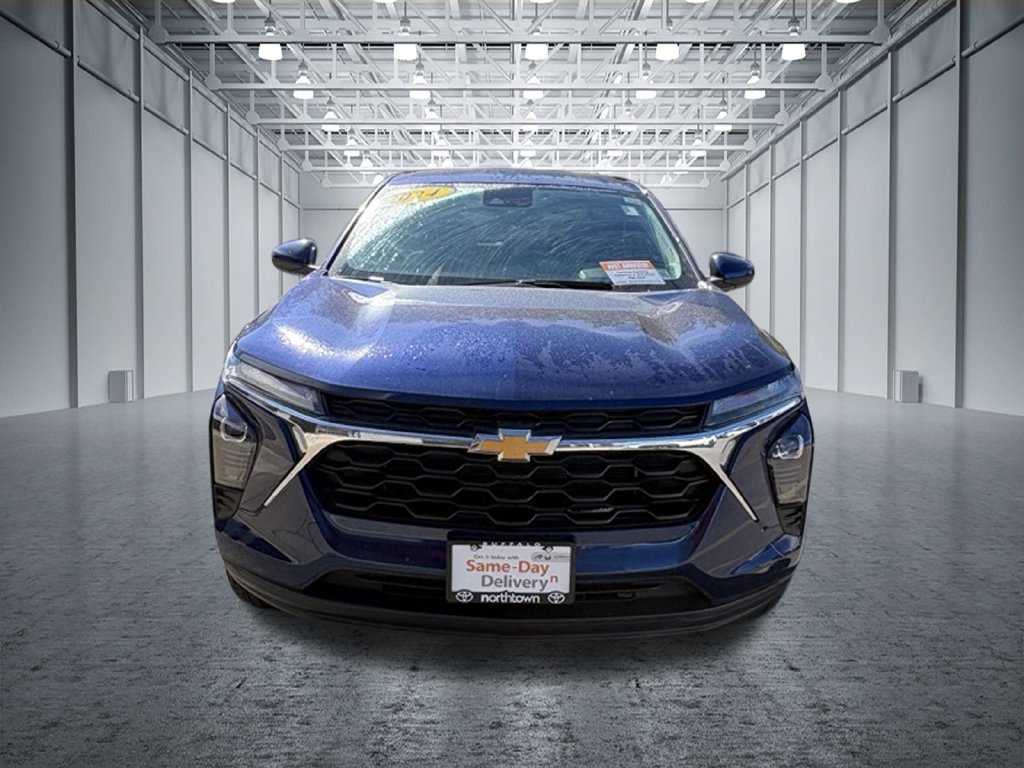Used 2024 Chevrolet Trax LS w/ LS Convenience Package FWD image 3