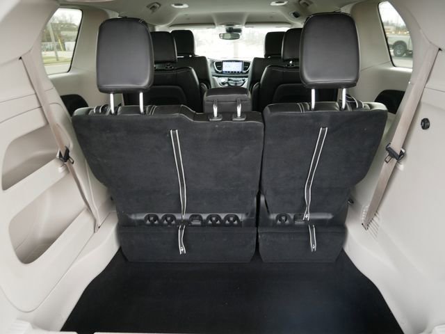 Used 2023 Chrysler Pacifica Touring-L image 6