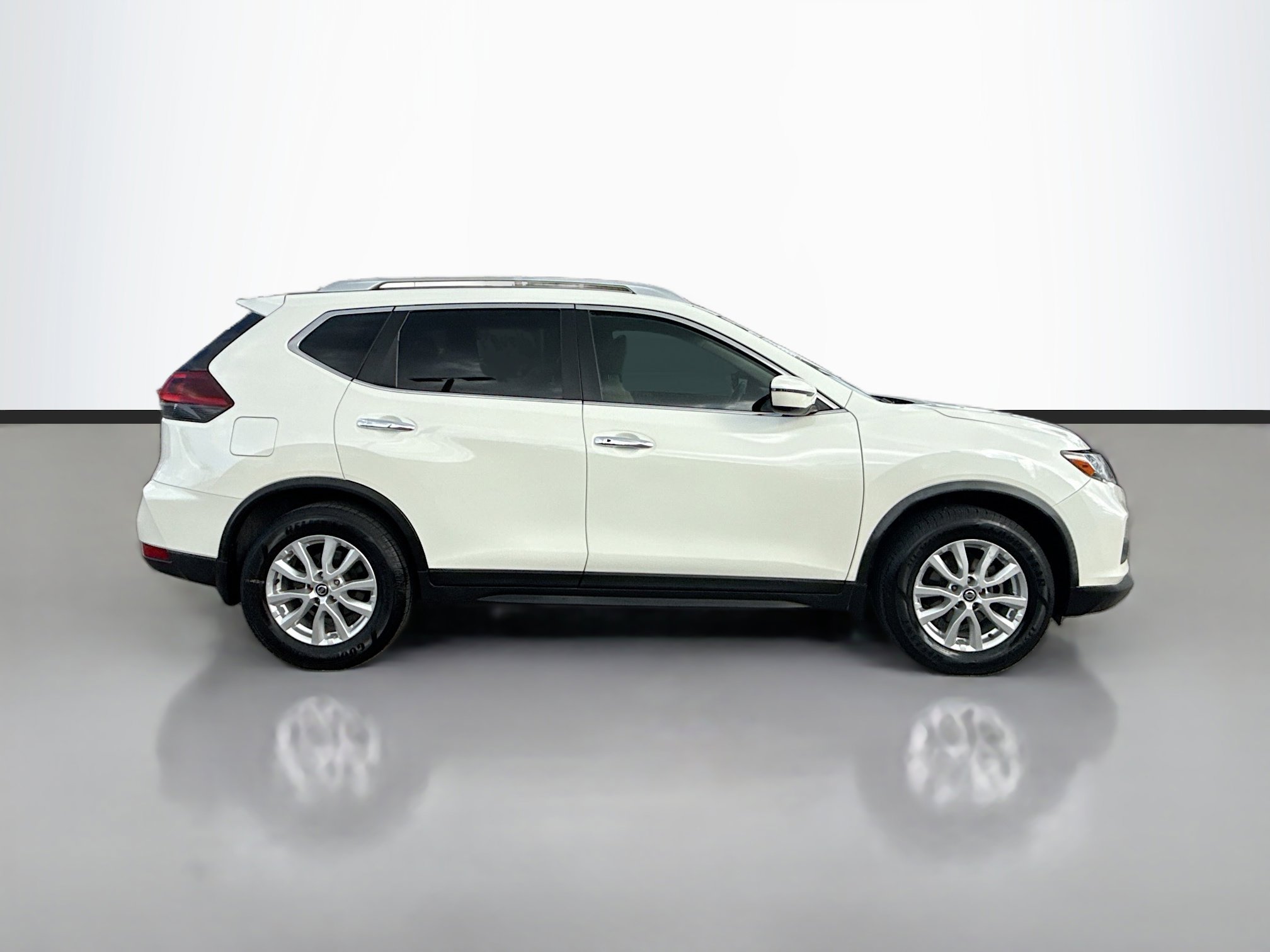 Used 2020 Nissan Rogue SV image 3