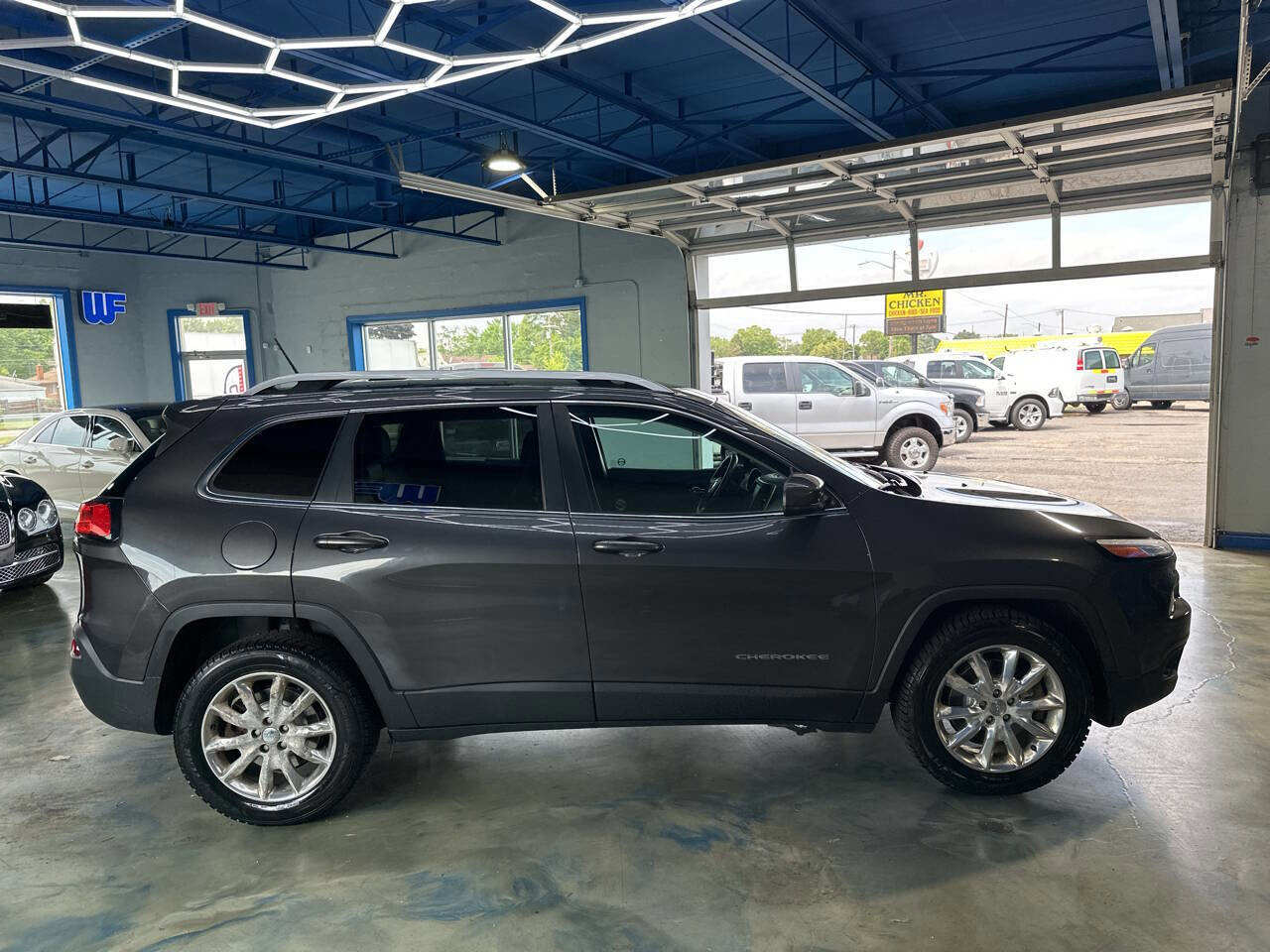 Used 2015 Jeep Cherokee Limited w/ Luxury Group image 10