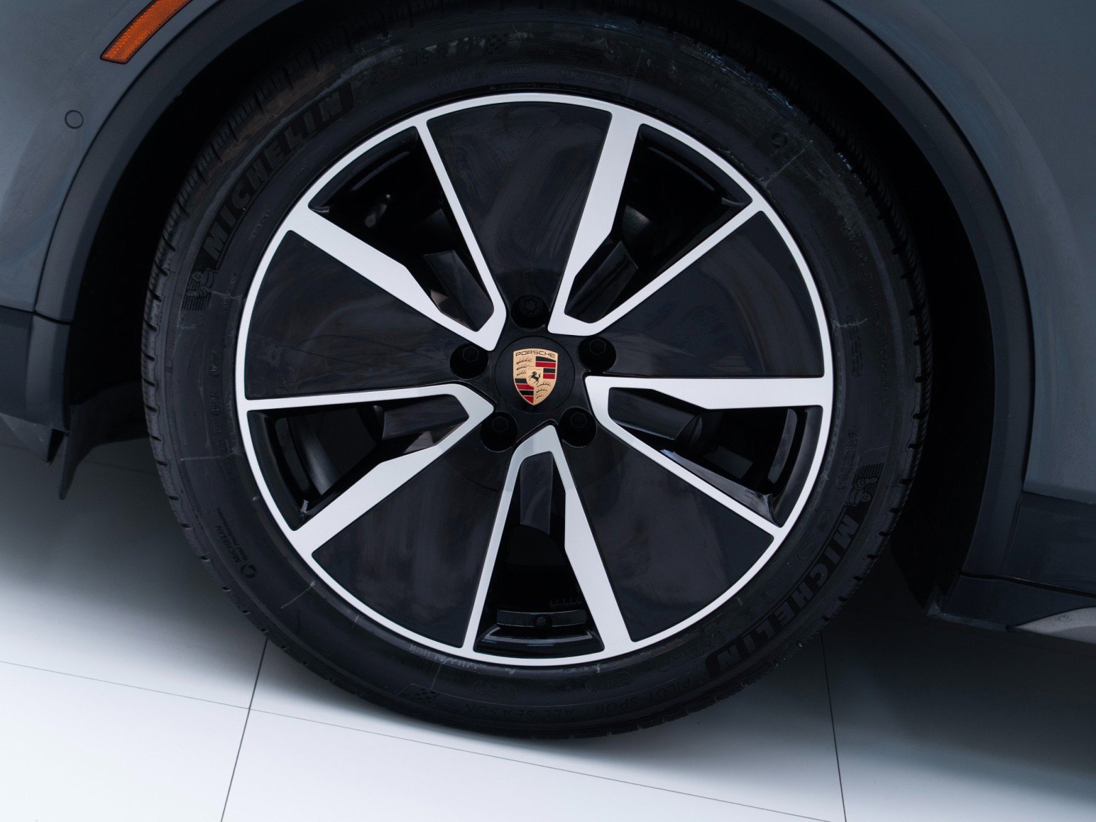 Certified 2025 Porsche Macan Electric image 12