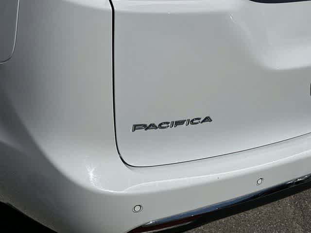 Used 2024 Chrysler Pacifica Touring-L FWD image 11