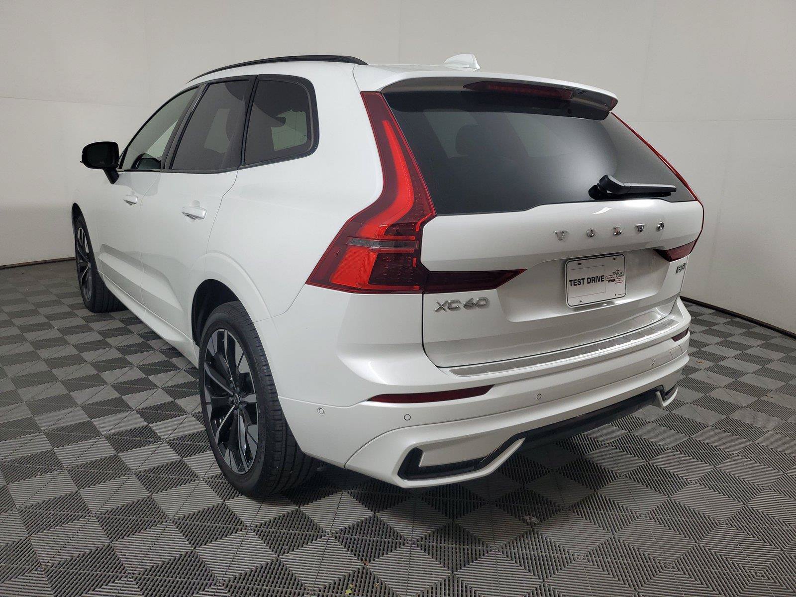 Used 2026 Volvo XC60 B5 Plus AWD/4WD image 4