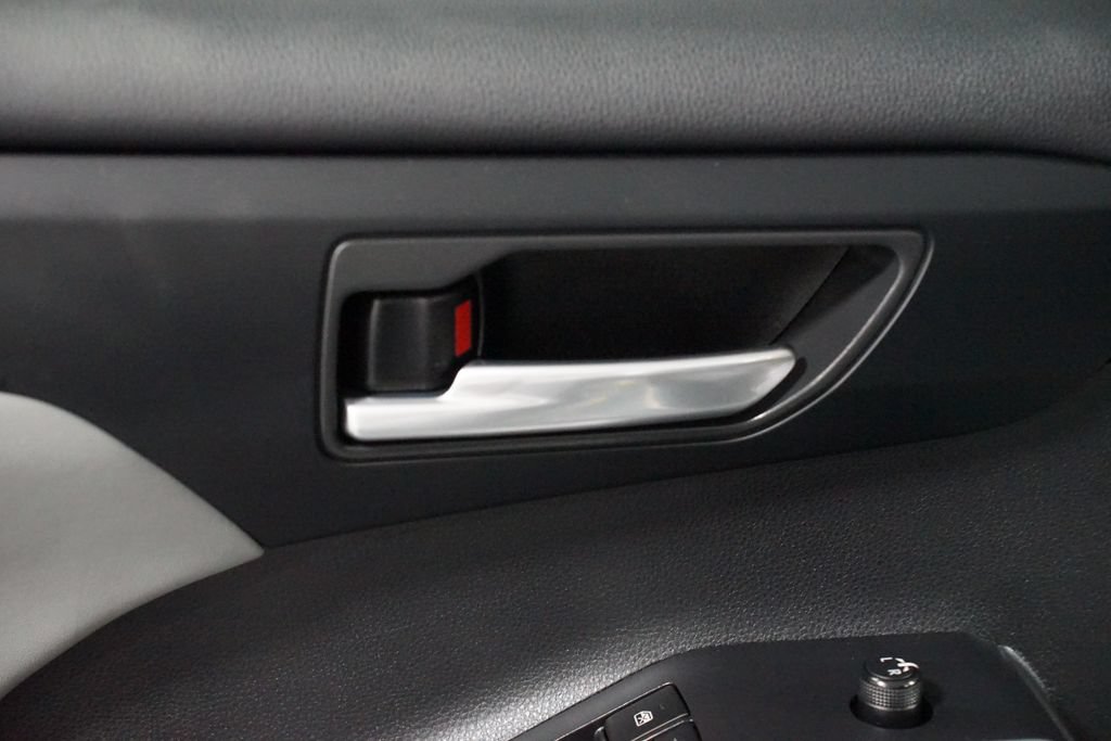 Certified 2024 Toyota Highlander XLE FWD image 33