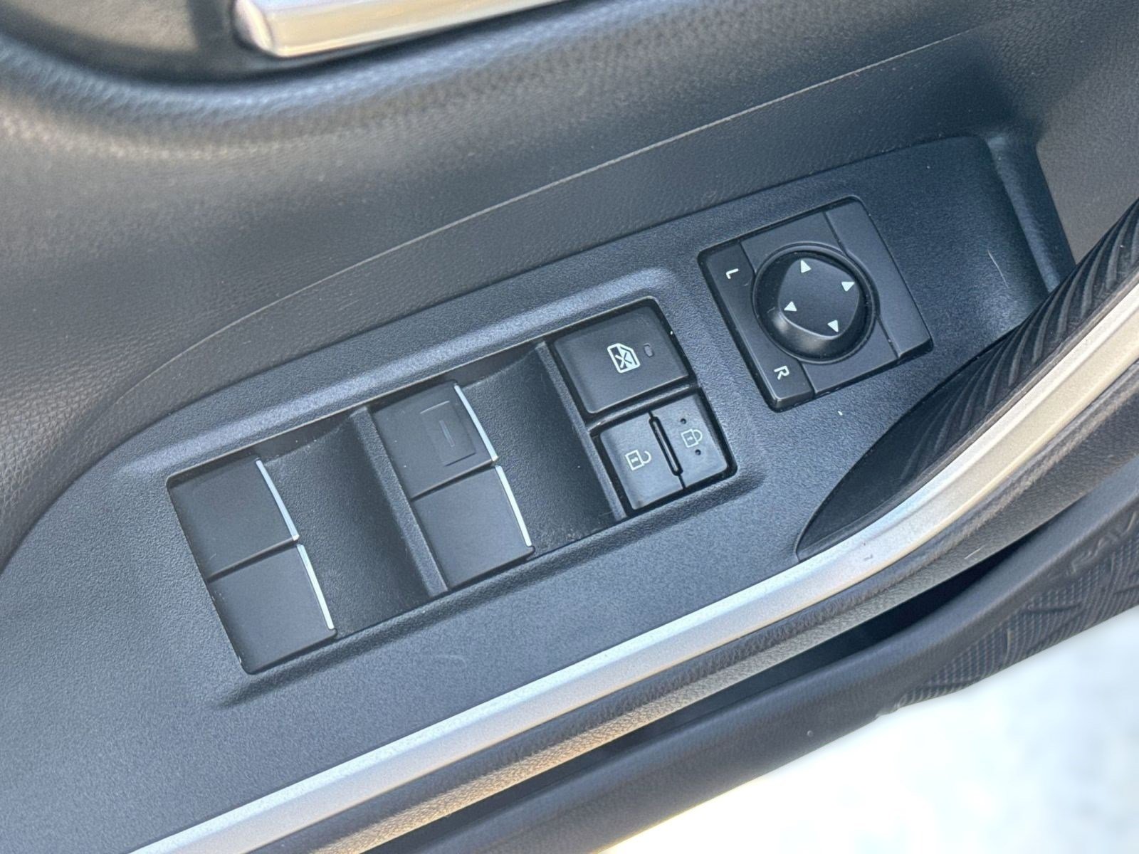 Used 2019 Toyota RAV4 Limited image 21