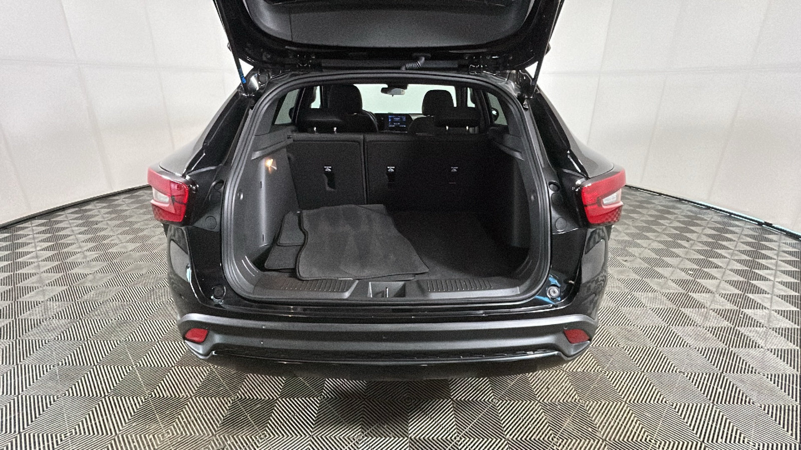 Used 2025 Chevrolet Trax RS w/ Sunroof Package FWD image 32