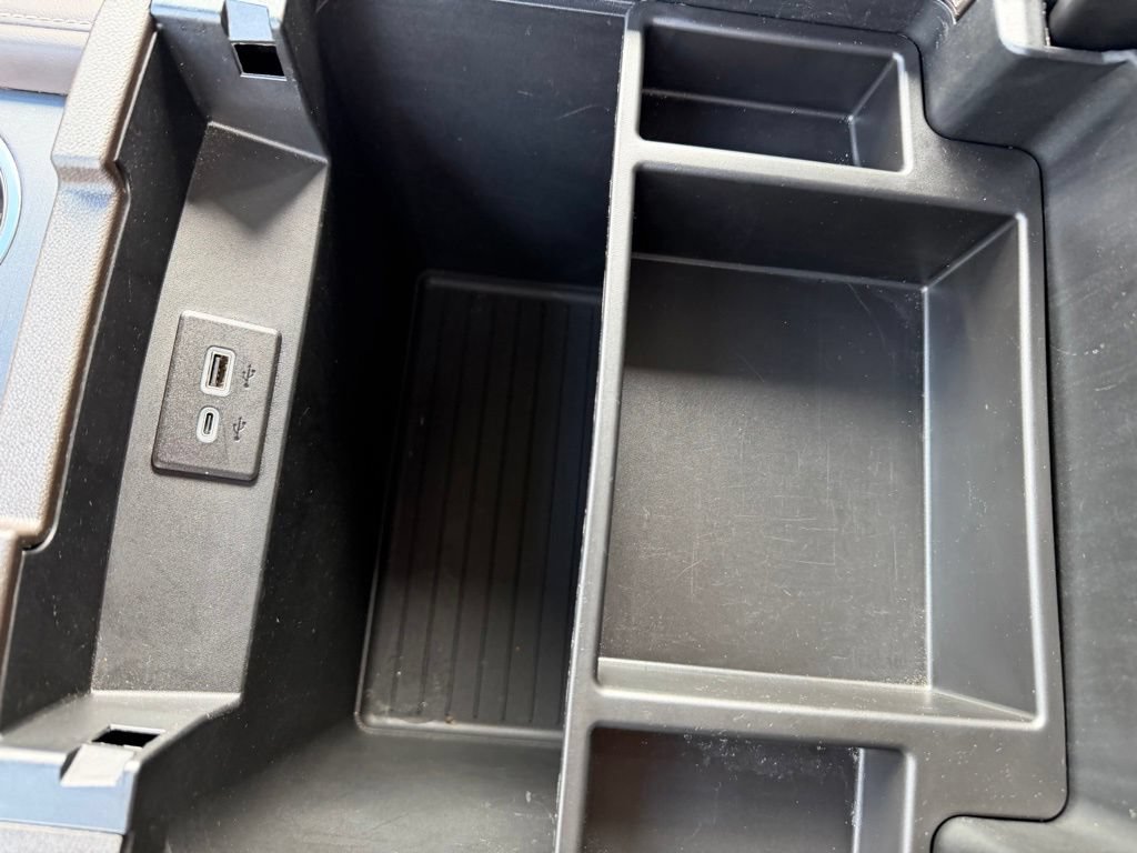 Used 2024 Chevrolet Suburban LT RWD image 27