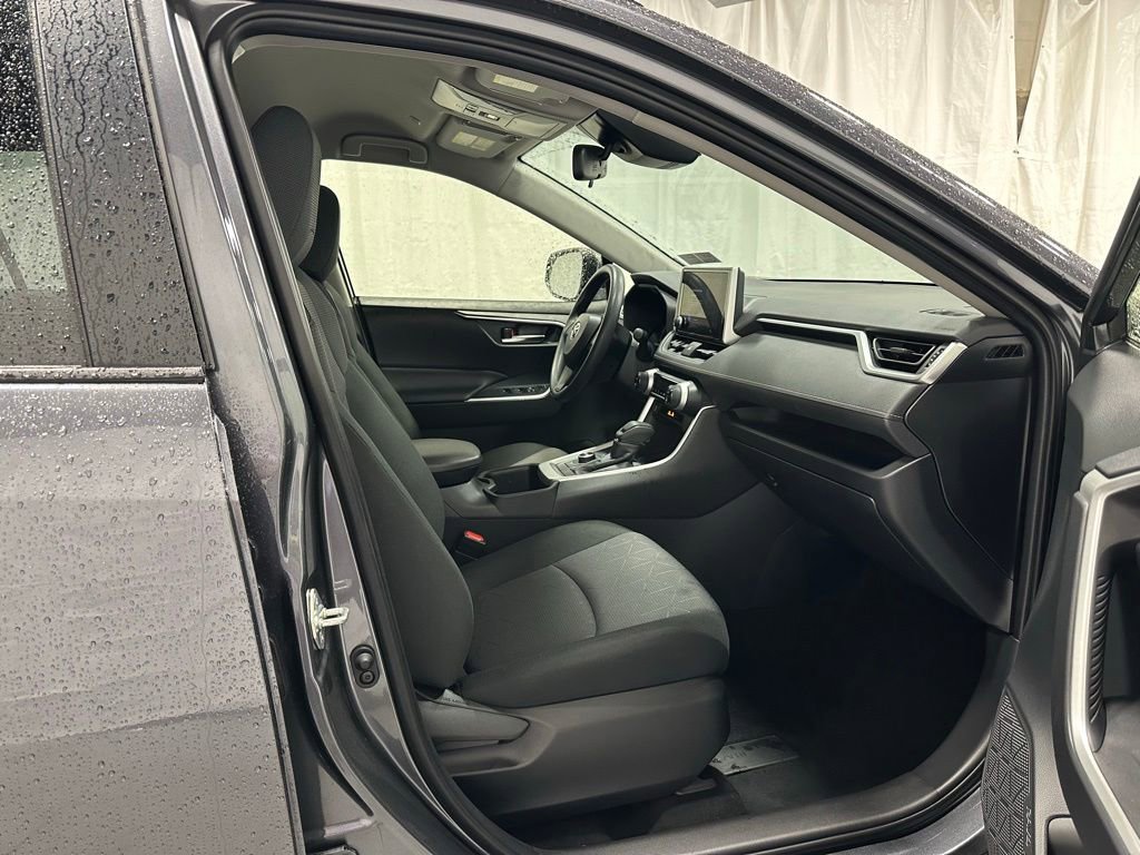 Used 2025 Toyota RAV4 XLE AWD/4WD image 58