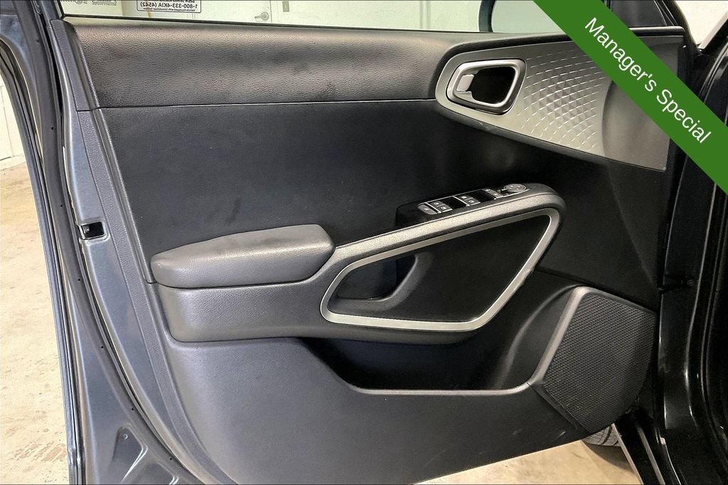 Used 2025 Kia Soul LX w/ LX Technology Package FWD image 21