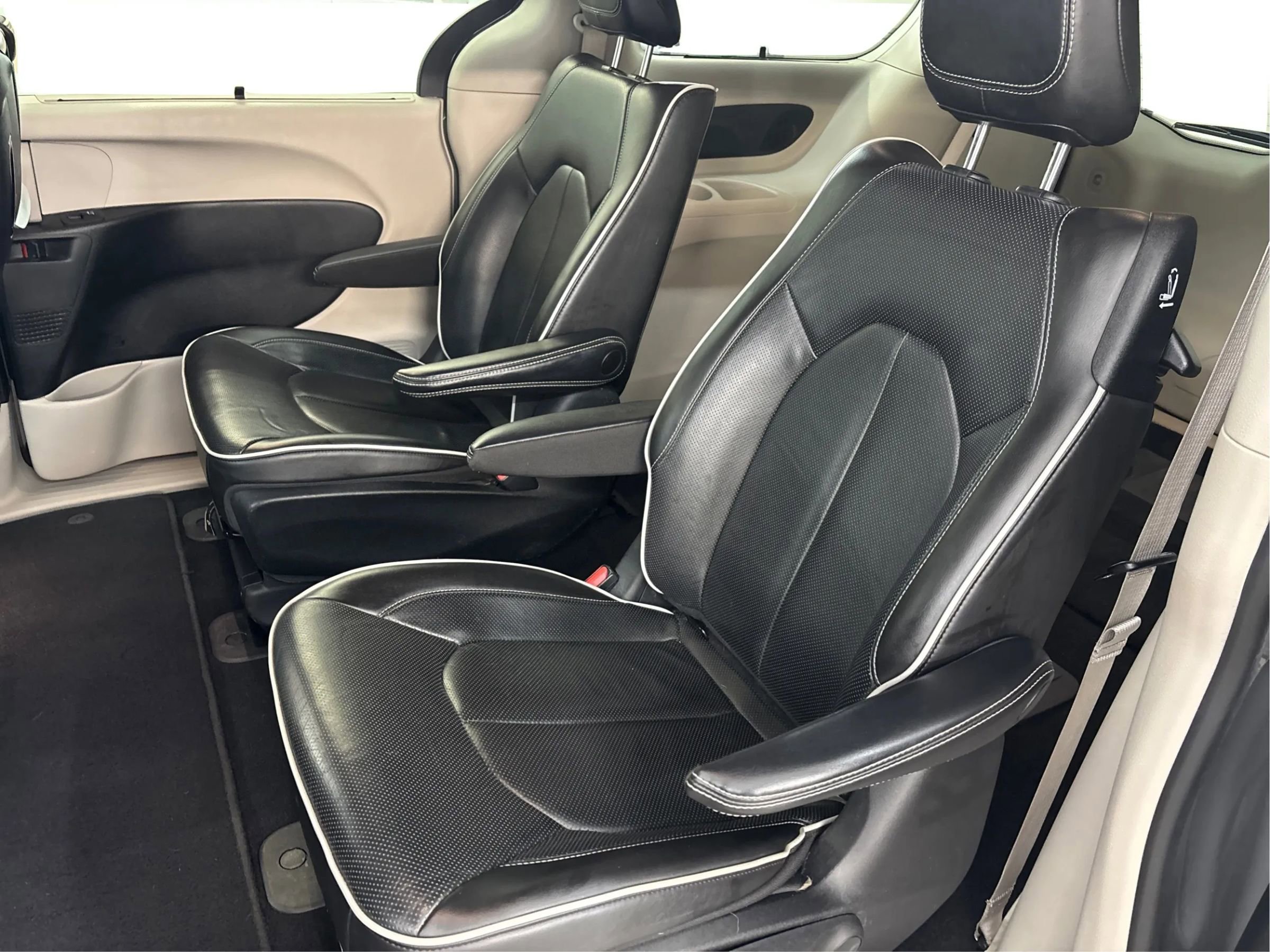 Used 2022 Chrysler Pacifica Limited w/ Uconnect Theater Family Group FWD image 14