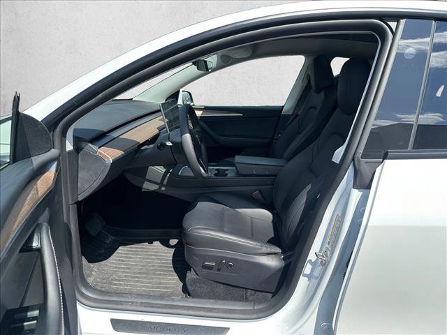 Used 2025 Tesla Model Y Long Range RWD image 9