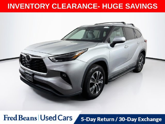 Used 2022 Toyota Highlander XLE AWD/4WD image 3