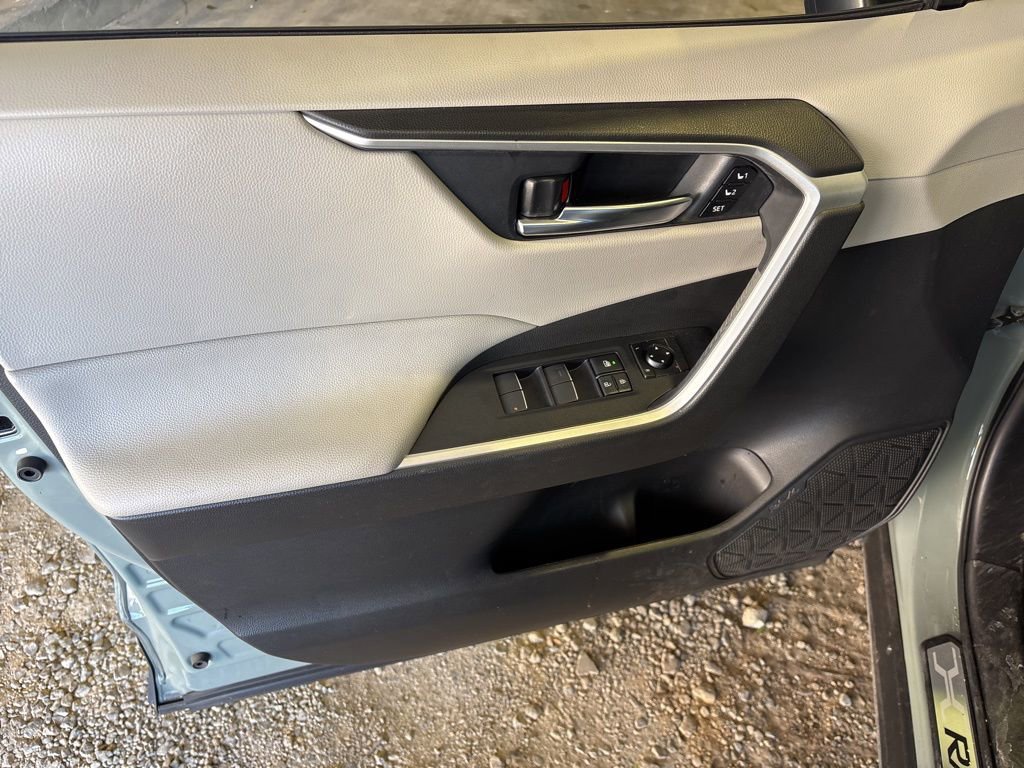 Used 2021 Toyota RAV4 XLE Premium image 11