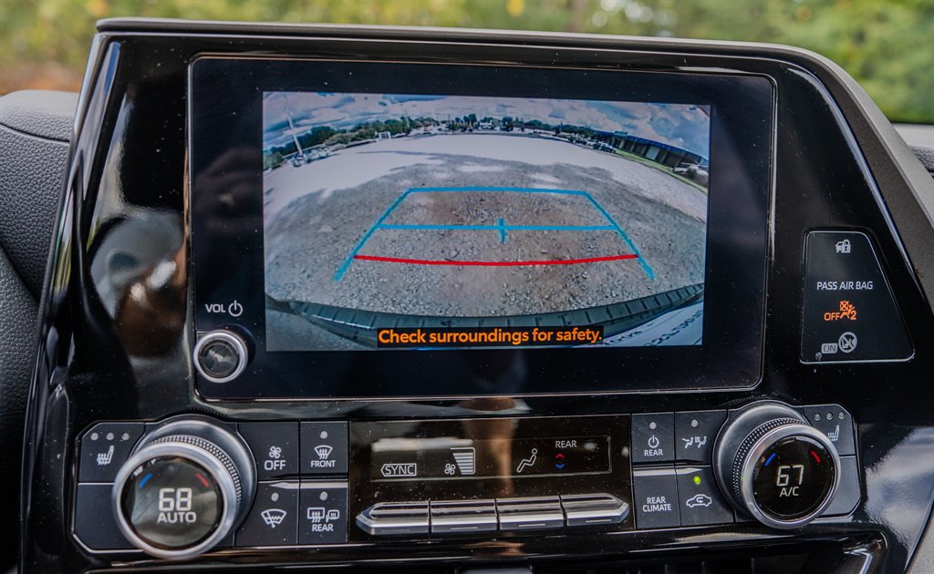 Used 2023 Toyota Highlander XLE FWD image 21