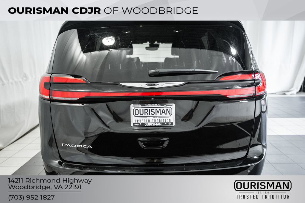 Used 2025 Chrysler Pacifica Select image 6