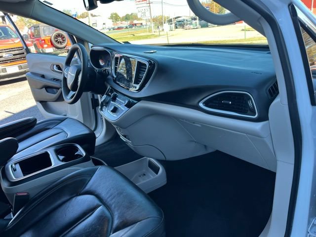 Used 2022 Chrysler Pacifica Touring-L FWD image 19