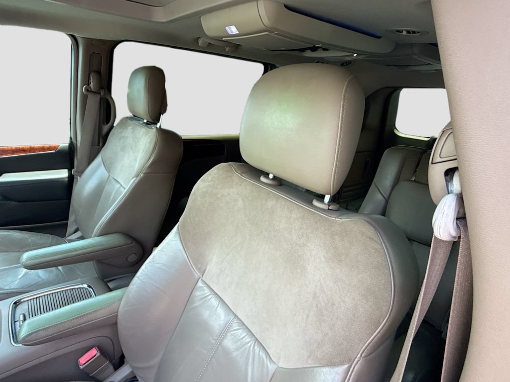 Used 2013 Chrysler Town & Country Limited w/ Luxury Group FWD image 21
