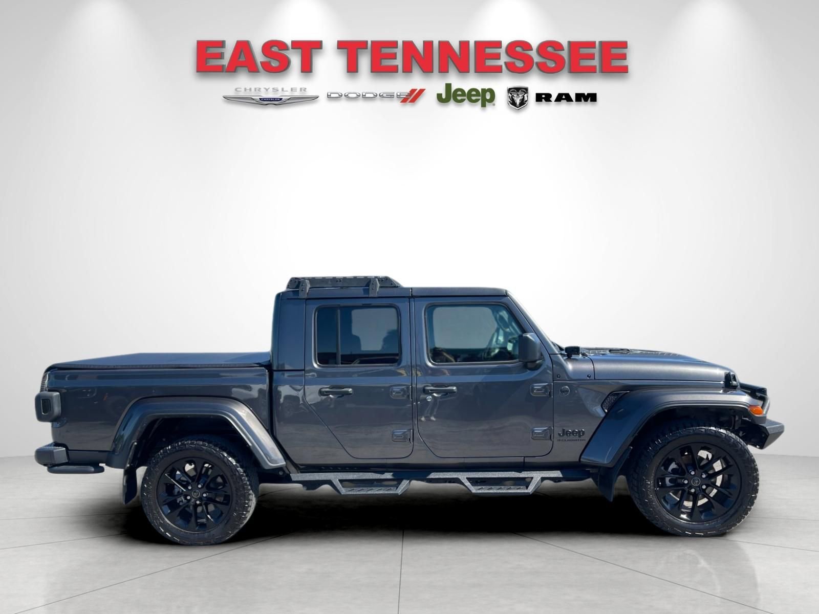 Used 2024 Jeep Gladiator Sport AWD/4WD image 2