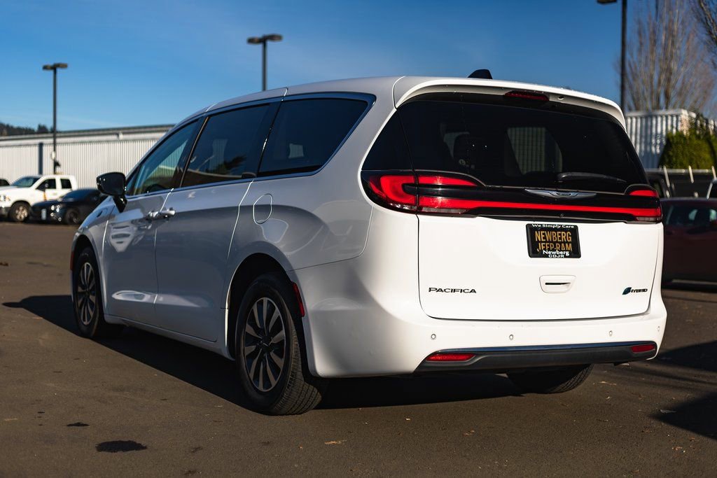 Used 2024 Chrysler Pacifica Select image 9