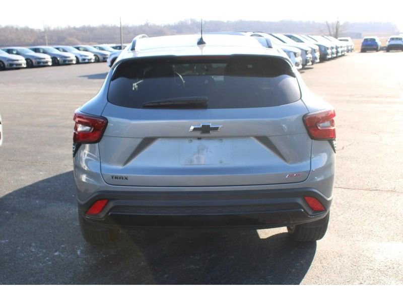 Used 2024 Chevrolet Trax RS w/ Sunroof Package image 4