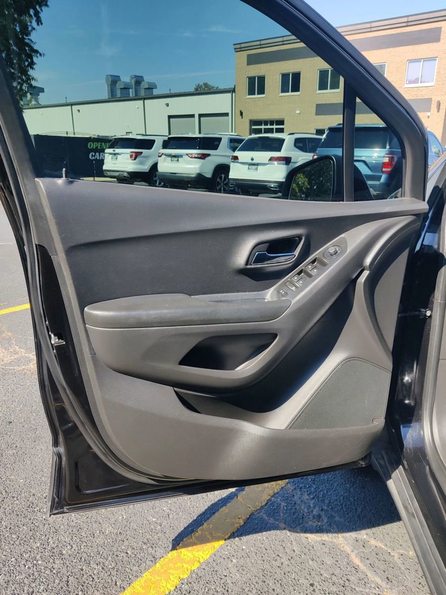 Used 2022 Chevrolet Trax LT w/ Midnight Edition image 20