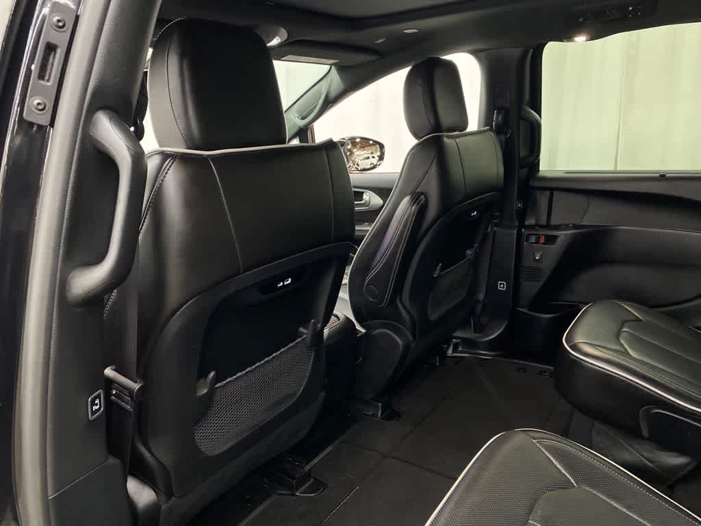 Used 2025 Chrysler Pacifica Limited FWD image 15