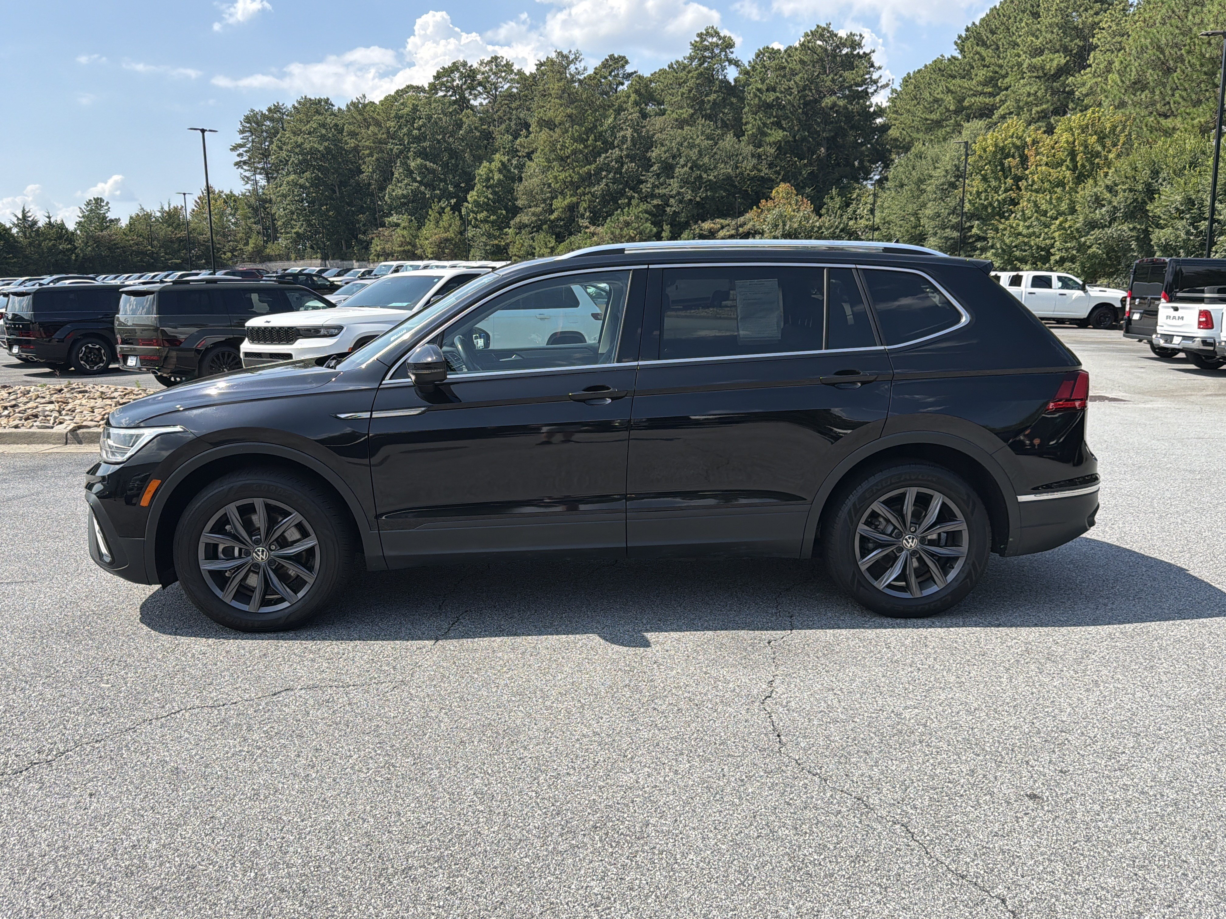 Used 2022 Volkswagen Tiguan SE FWD image 4