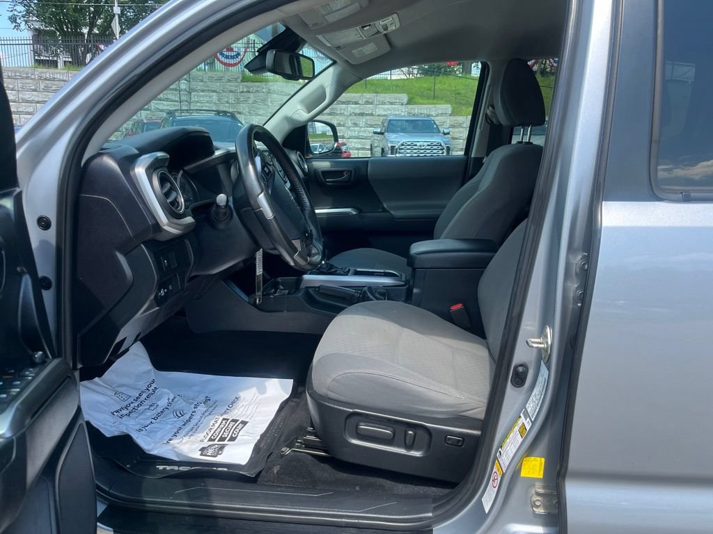 Used 2020 Toyota Tacoma SR5 AWD/4WD image 7